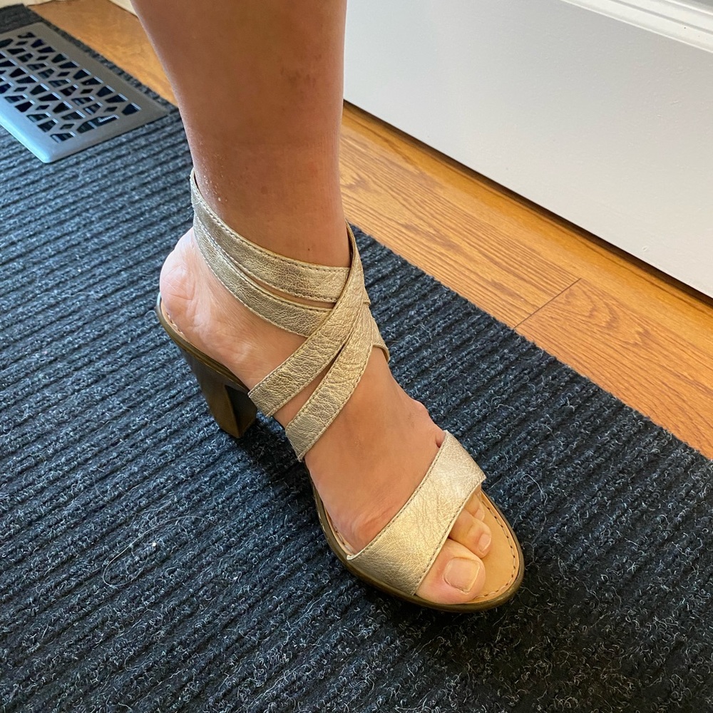 NEW Never Worn! BORN Gold Leather Chunky High Heels in Size 9